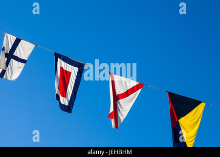 Drapeaux nautiques contre un ciel bleu clair Banque D'Images