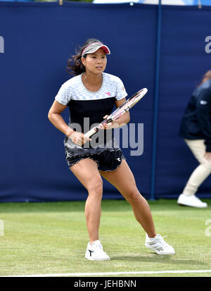 Risa Ozaki du Japon en action contre les USA de Varvara Lepchenko au cours de l'Aegon tennis Eastbourne International tournament à Devonshire Park à Eastbourne East Sussex UK. 25 Juin 2017 Banque D'Images