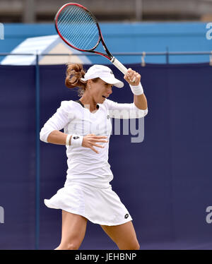 Varvara Lepchenko des USA en action contre Risa Ozaki du Japon au cours de l'Aegon tennis Eastbourne International tournament à Devonshire Park à Eastbourne East Sussex UK. 25 Juin 2017 Banque D'Images