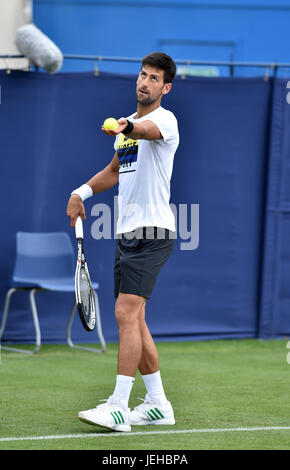 Novac Djokovic pratiquant à l'Aegon le tournoi international de tennis du Devonshire Park à Eastbourne East Sussex UK. 25 juin 2017 Photo prise par Simon Dack Banque D'Images