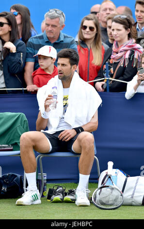 Novac Djokovic pratiquant à l'Aegon le tournoi international de tennis du Devonshire Park à Eastbourne East Sussex UK. 25 Juin 2017 Banque D'Images