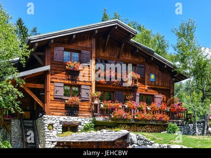 Maison en bois de style suisse avec des géraniums, Chamonix Mont Blanc, France Banque D'Images