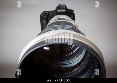 Un téléobjectif sur un appareil photo. 300mm F2.8 Lens sur un reflex numérique Canon 5D111 corps. Banque D'Images