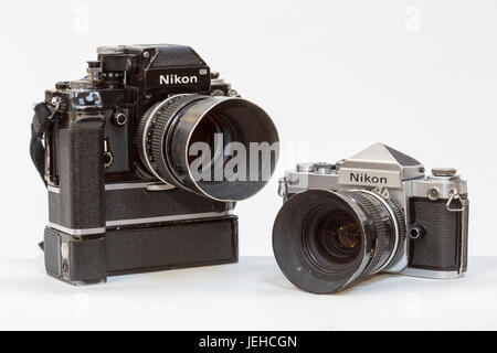 Deux appareils photo Nikon F2 comme utilisés par les photographes professionnels dans les années 70. Gauche - Nikon F2 avec le compteur d'entraînement du moteur, et objectif de 85 mm. Droit 35mm. Banque D'Images