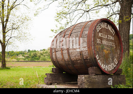 Vieux baril indiquant le début d'une zone de production de vin de raisin. L'inscription sur le barillet il dit : Bienvenue au pays du vin 'Rama Banque D'Images