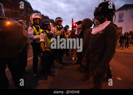 Face à face avec des militants de police près de Richmond Road à Forest Gate, nord-est de Londres, comme ils protester contre la mort d'Edir frederico da Costa, qui est mort le 21 juin six jours après avoir été arrêté dans une voiture par des agents de la Police métropolitaine de bécasses, Beckton, Newham, dans l'Est de Londres. Banque D'Images