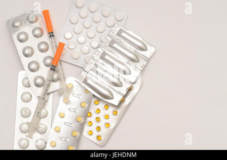 Contraceptifs en paquets et sans sur un fond clair.