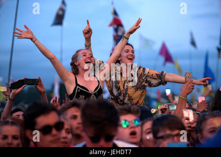 Festivaliers watch Ed Sheeran sur la pyramide de la scène à scène au festival de Glastonbury, digne Farm dans le Somerset. Banque D'Images