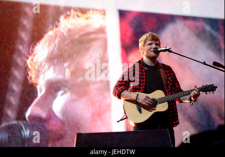 Ed Sheeran sur la pyramide de la scène à scène au festival de Glastonbury, digne Farm dans le Somerset. Banque D'Images