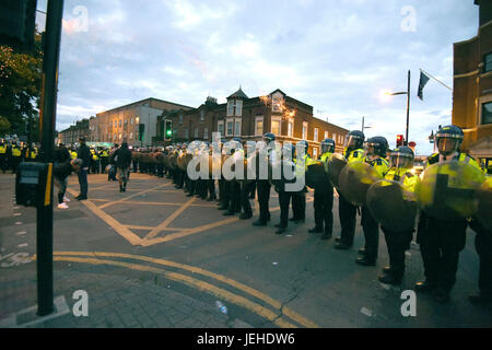 Face à face avec des militants de police près de Richmond Road à Forest Gate, nord-est de Londres, comme ils protester contre la mort d'Edir frederico da Costa, qui est mort le 21 juin six jours après avoir été arrêté dans une voiture par des agents de la Police métropolitaine de bécasses, Beckton, Newham, dans l'Est de Londres. Banque D'Images