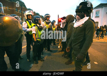 Face à face avec des militants de police près de Richmond Road à Forest Gate, nord-est de Londres, comme ils protester contre la mort d'Edir frederico da Costa, qui est mort le 21 juin six jours après avoir été arrêté dans une voiture par des agents de la Police métropolitaine de bécasses, Beckton, Newham, dans l'Est de Londres. Banque D'Images