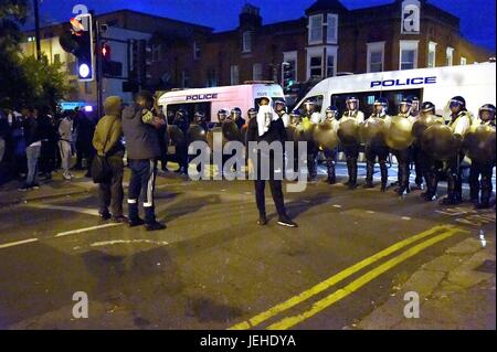 Face à face avec des militants de la police de Forest Gate, nord-est de Londres, comme ils protester contre la mort d'Edir frederico da Costa, qui est mort le 21 juin six jours après avoir été arrêté dans une voiture par des agents de la Police métropolitaine de bécasses, Beckton, Newham, dans l'Est de Londres. Banque D'Images