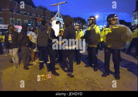 Face à face avec des militants de police près de Forest Gate, dans le nord-est de Londres, comme ils protester contre la mort d'Edir frederico da Costa, qui est mort le 21 juin six jours après avoir été arrêté dans une voiture par des agents de la Police métropolitaine de bécasses, Beckton, Newham, dans l'Est de Londres. Banque D'Images