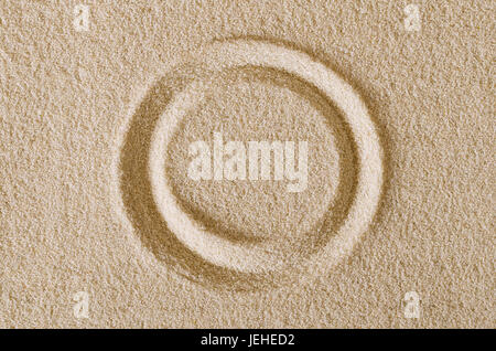 Forme du cercle mentions légales en surface du sable. Une courbe fermée, un anneau ou un disque dans une zone de sable plat rectangulaire. Les pictogrammes et signe. Macro photo de près. Banque D'Images