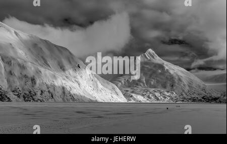 Les randonneurs font le voyage à Glacier Portage sur Portage Lake en hiver, le centre-sud de l'Alaska ; Alaska, États-Unis d'Amérique Banque D'Images