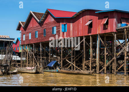 Un village flottant appelé Kampong Phluk sur le Tonlé Sap ; la province de Siem Reap, Cambodge Banque D'Images