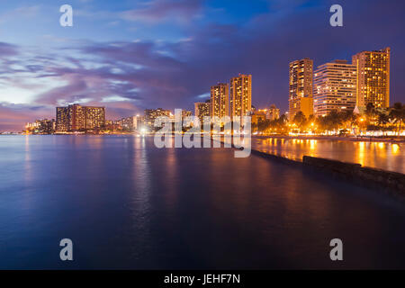 Vue sur l'horizon de Waikiki, dans une longue exposition au coucher du soleil ; Honolulu, Oahu, Hawaii, United States of America Banque D'Images