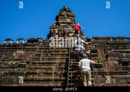 Monter les marches abruptes touristiques de Baphuon, Angkor Thom ; Krong Siem Reap, Siem Reap, Cambodge Banque D'Images