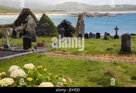 L'île de l'abbaye, les ruines de l'abbaye de Derrynane, donnant sur la mer, dans le comté de Kerry, Irlande Banque D'Images