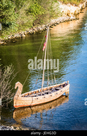 Bateau en bois antique est dans une baie près de la jetée. Banque D'Images