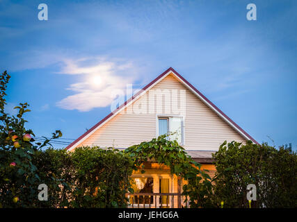 Skate house sur fond de la lune. Banque D'Images