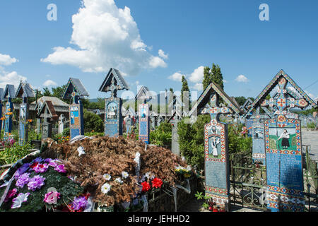 Les tombes de couleur dans le Cimetière Joyeux de Sapanta Maramures, Roumanie, région Banque D'Images