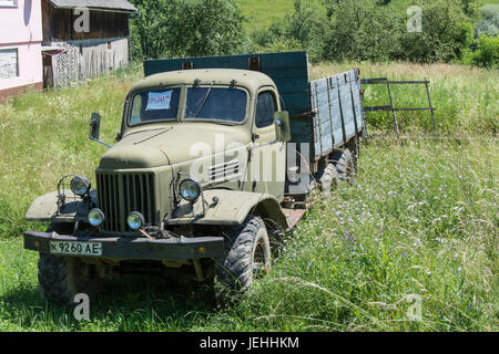 Un vieux camion de l'ère soviétique dans un pré au bord d'une rue de l'Ukraine Banque D'Images