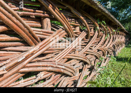 Clôture en bois en osier typique dans la région de Maramures, Roumanie Banque D'Images