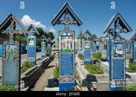 Les tombes de couleur dans le Cimetière Joyeux de Sapanta Maramures, Roumanie, région Banque D'Images