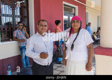 Un portrait d'un couple tsigane dans la région de Maramures, Banque D'Images