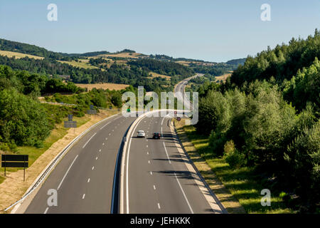 L'autoroute A75 près de Marvejols village. Lozere. Occitanie. La France. L'Europe Banque D'Images