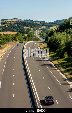 L'autoroute A75 près de Marvejols village. Lozere. Occitanie. La France. L'Europe Banque D'Images