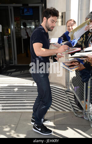 Célébrités à BBC Radio 2 y compris Aidan Turner Lily Collins et Sir Michael Aidan Turner avec Parkinson : où : London, Royaume-Uni Quand : 26 mai 2017 Banque D'Images