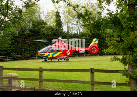 Le Thames Valley Air Ambulance terres dans un champ de l'Oxfordshire avant le transport d'un blessé gravement malade à l'hôpital. Banque D'Images