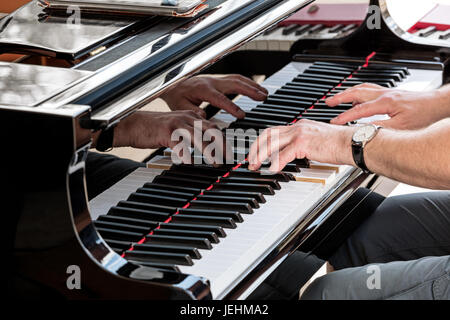 Musicien professionnel jouant du piano pianiste mains libre.. Banque D'Images