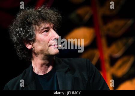 Neil Gaiman, auteur de nouvelles, romans, bandes dessinées, romans graphiques, audio, de théâtre et de films, apparaissant à l'Hay Festival 2017 de la littérature et les arts, Hay-on-Wye, au Pays de Galles UK Banque D'Images