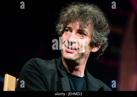 Neil Gaiman, auteur de nouvelles, romans, bandes dessinées, romans graphiques, audio, de théâtre et de films, apparaissant à l'Hay Festival 2017 de la littérature et les arts, Hay-on-Wye, au Pays de Galles UK Banque D'Images