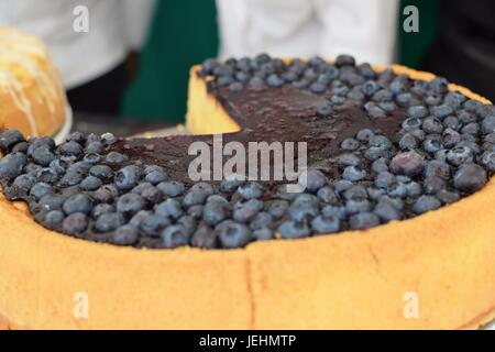 Parées de bleuets gâteau au fromage sur l'affichage à la foire de l'Alimentation 2016 Banbury Banque D'Images