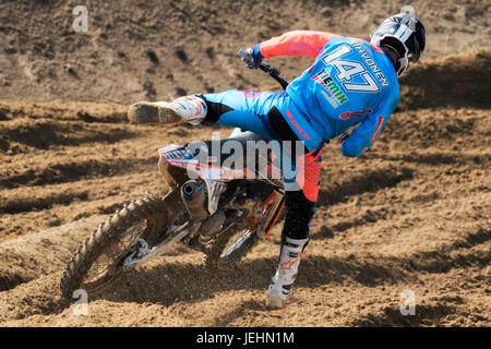 OTTOBIANO, ITALIE - Le 24 juin 2017 : MXGP, EMX et MX2 riders course pendant la Coupe du Monde 2017 italien MXGP à Ottobiano Circuit Banque D'Images