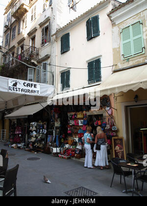 Mesdames shopping dans une boutique de cadeaux dans la ville de Corfou, Corfou, Grèce Banque D'Images