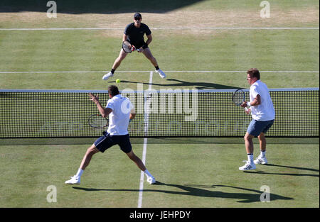 La société britannique Jamie Murray en action contre la Pologne Marcin Matkowski et Marin Cilic la Croatie au cours de la demi-finale du double de l'AEGON Championships 2017 au Queen's Club de Londres. Banque D'Images