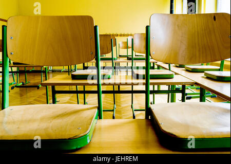 Salle ohne Schüler sans étudiants en classe ; Banque D'Images