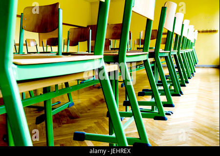 Salle ohne Schüler sans étudiants en classe ; Banque D'Images