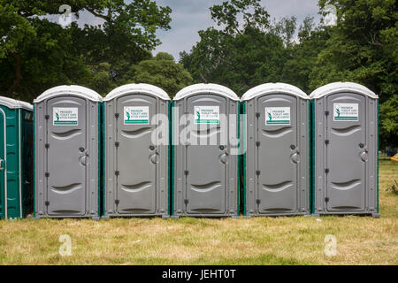 Une rangée de toilettes portables lors d'une manifestation publique, dans le Norfolk. Banque D'Images