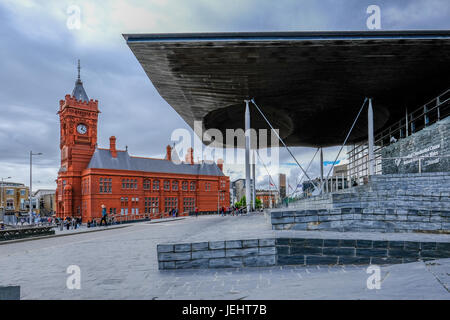 La baie de Cardiff, Cardiff, Pays de Galles - 20 mai 2017 : Sinedd, bâtiment de l'Assemblée nationale et Pierhead renforcement. Vue en regardant Pierhead Building. Banque D'Images