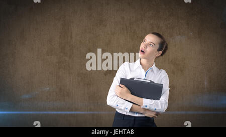 Belle femme avec cheveux interdiction en jupe blanche portrait avec porte-documents gris,fond isolé.concept d'entreprise. Banque D'Images