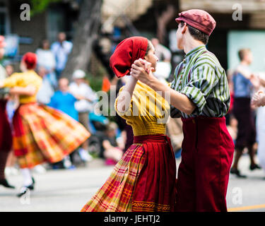 Folk Dancers dans le Québec Day Parade sur la rue Saint-Denis à Montréal Banque D'Images
