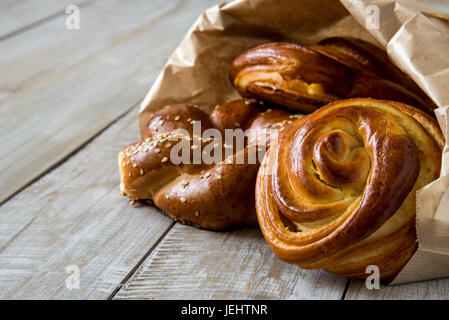 Assortiment de produits de boulangerie sur la vieille table en bois. Banque D'Images