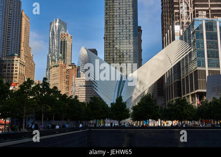 9/11 Memorial par One World Trade Center et la station de chemin de WTC. New York USA Banque D'Images