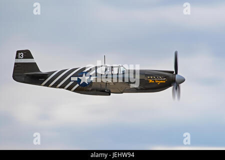 La DEUXIÈME GUERRE MONDIALE avion de chasse P-51 Mustang volant à air show Banque D'Images